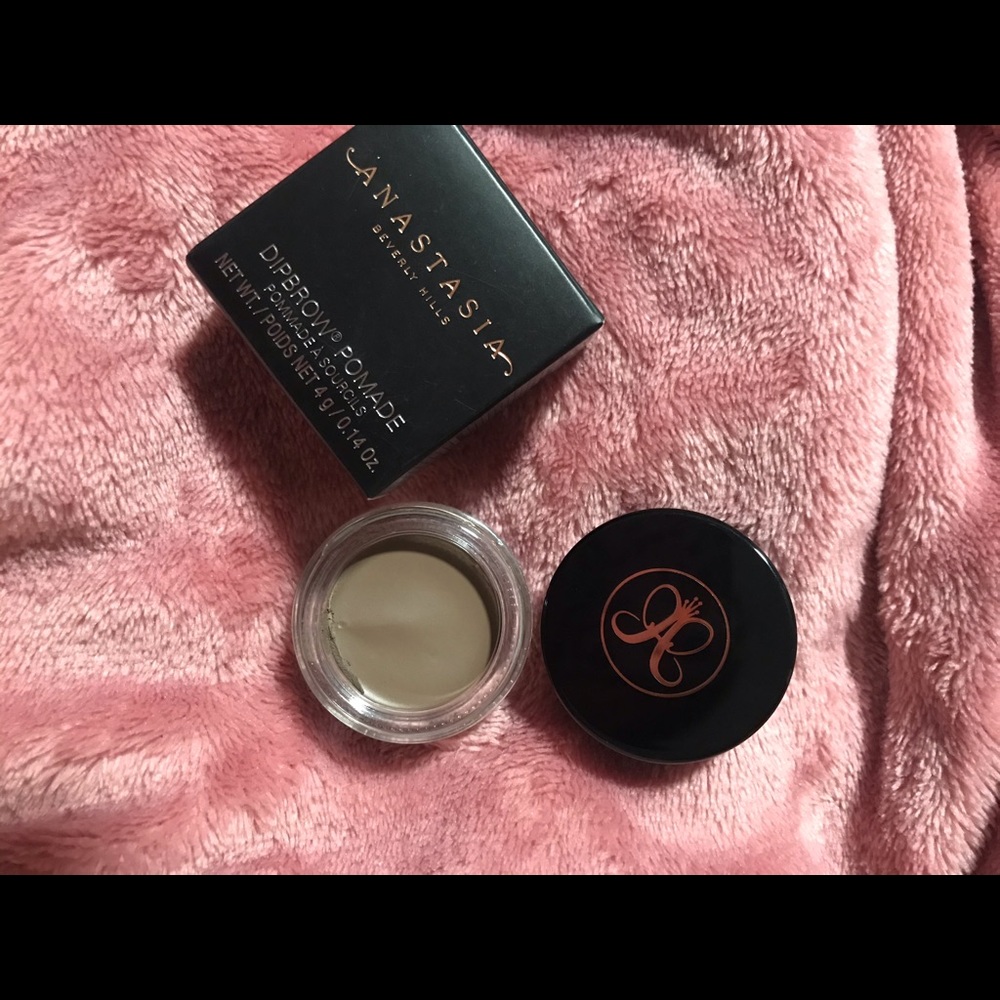 Pomade in shade taupe